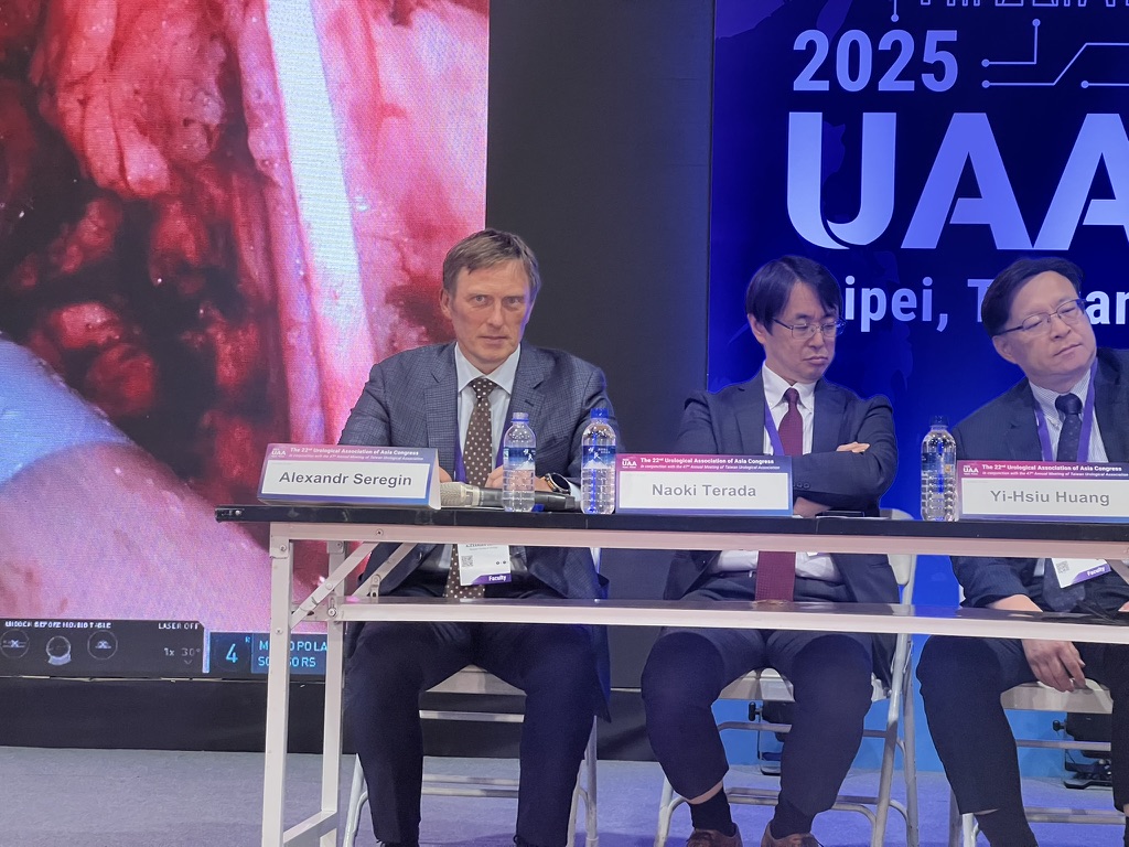 Александр Серёгин, Naoki Terada и Yi-Hsiu Huang в президиуме видеосессии UAA 2025